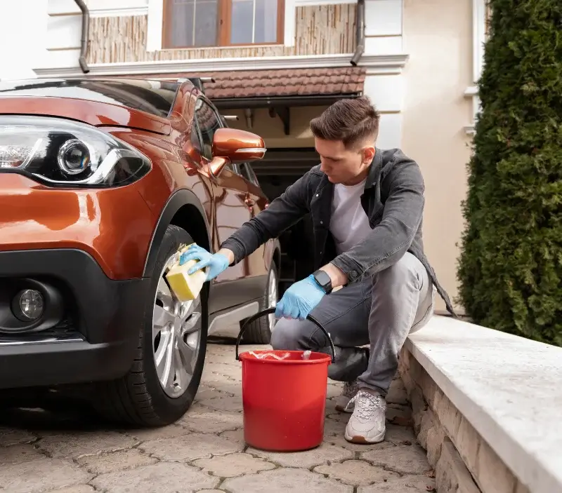 Lavage auto à domicile Hommes : professionnel intervenant sur un véhicule